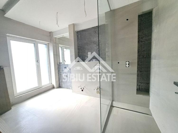 Casă individuală cu 5 camere cu Piscina în Est