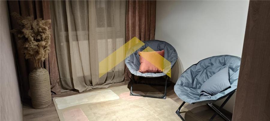 Apartament cu 3 camere semidecomandat, mobilat în Romanilor