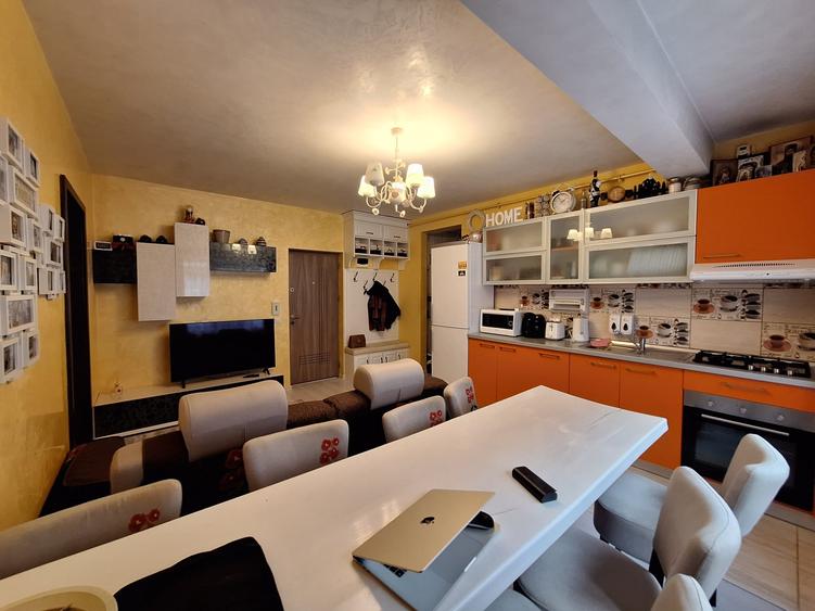 Apartament cu 3 camere semidecomandat, mobilat în Florești