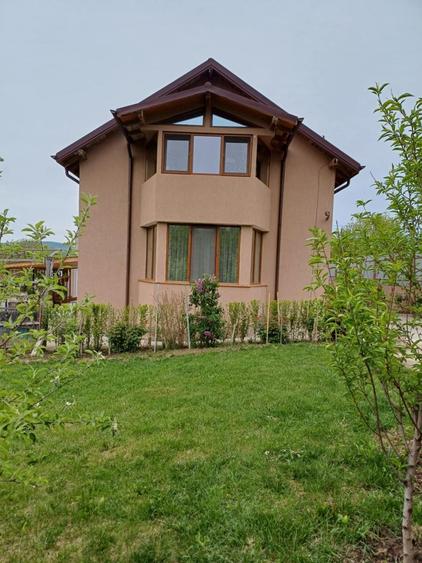Casă individuală cu 5 camere cu Garaj în Ivănești