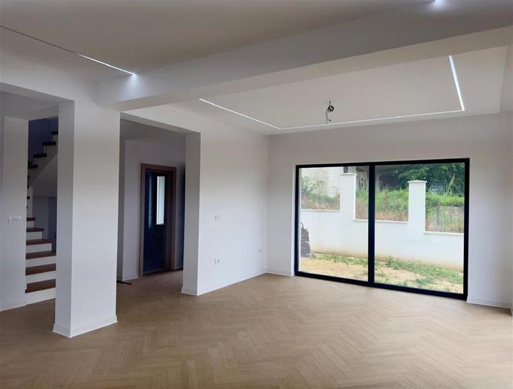 Casă cu 4 camere cu Teren 430 Mp în Bucium