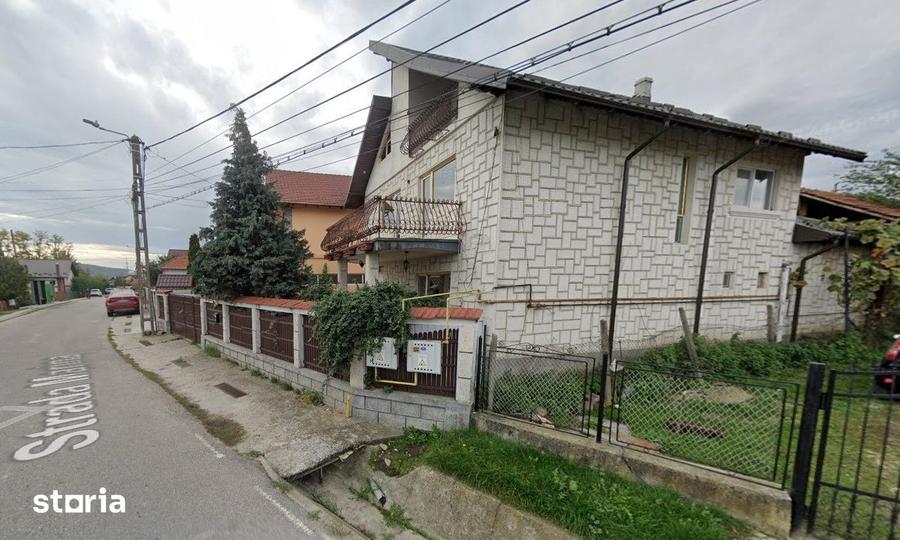 Casă cu 4 camere cu Teren 200 Mp în Central