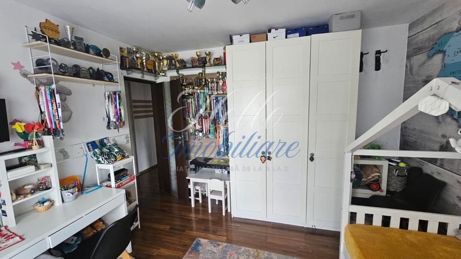 Apartament cu 3 camere semidecomandat în Florești