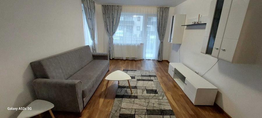 Apartament cu 3 camere decomandat în Tractorul