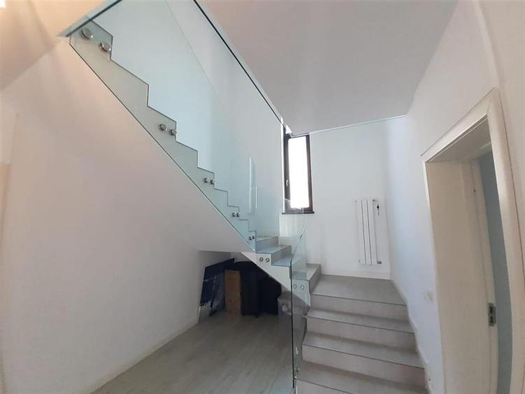 Casă cu 5 camere cu Teren 400 Mp în Lețcani