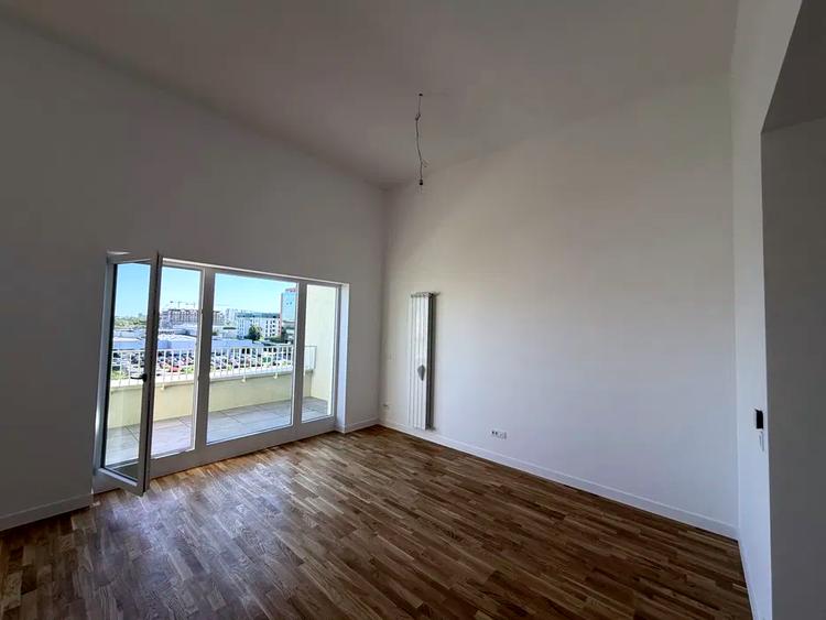 Penthouse cu 3 camere semidecomandat în Pipera