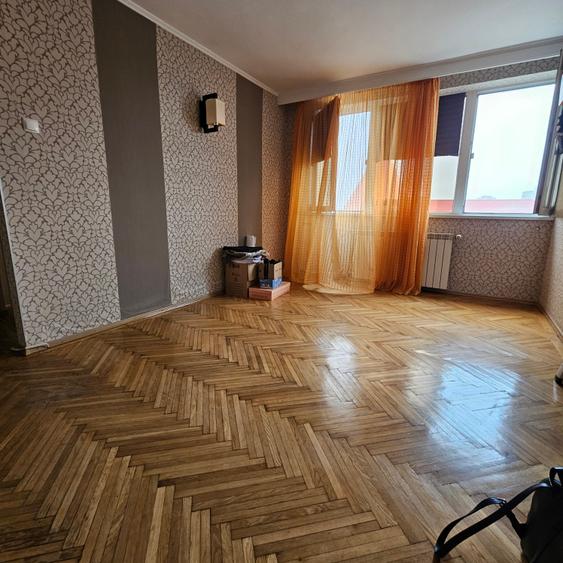 Apartament cu 3 camere semidecomandat, mobilat în Gara de Est