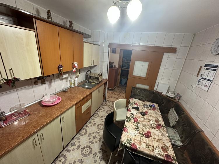 Apartament cu 4 camere semidecomandat, mobilat în Berceni