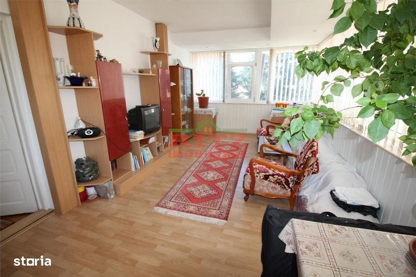 Apartament cu 4 camere decomandat în Orașul de Jos