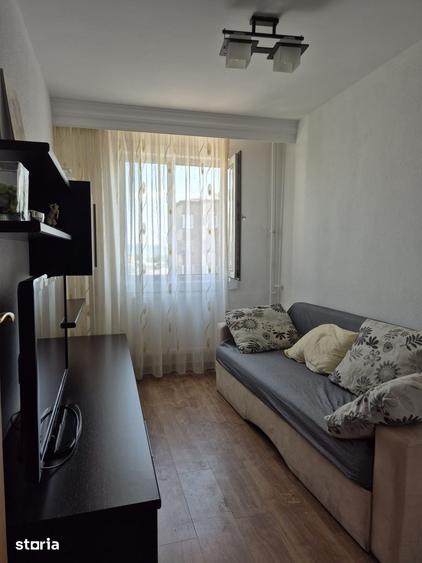 Apartament cu 3 camere semidecomandat în Tache