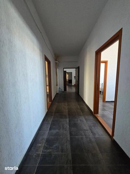 Spațiu comercial, de 1,000 mp, în Central