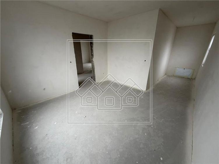Duplex cu 4 camere cu Canalizare în Șura Mică