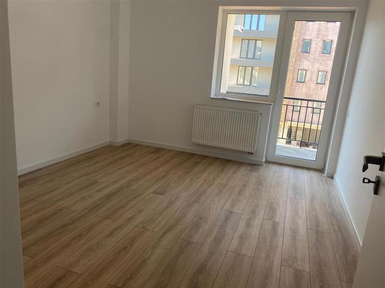 Apartament cu 2 camere decomandat în Tractorul