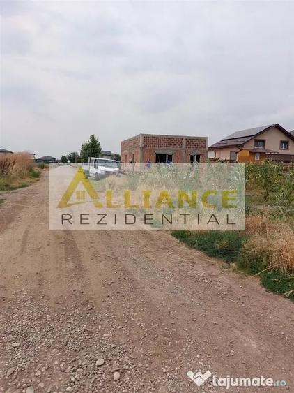 Teren 330 mpla 250-300 m de alte case.Zona in dezvoltare. - 1