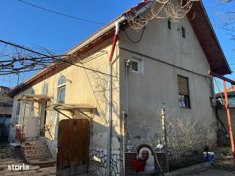 Casă cu 4 camere cu Canalizare în Central