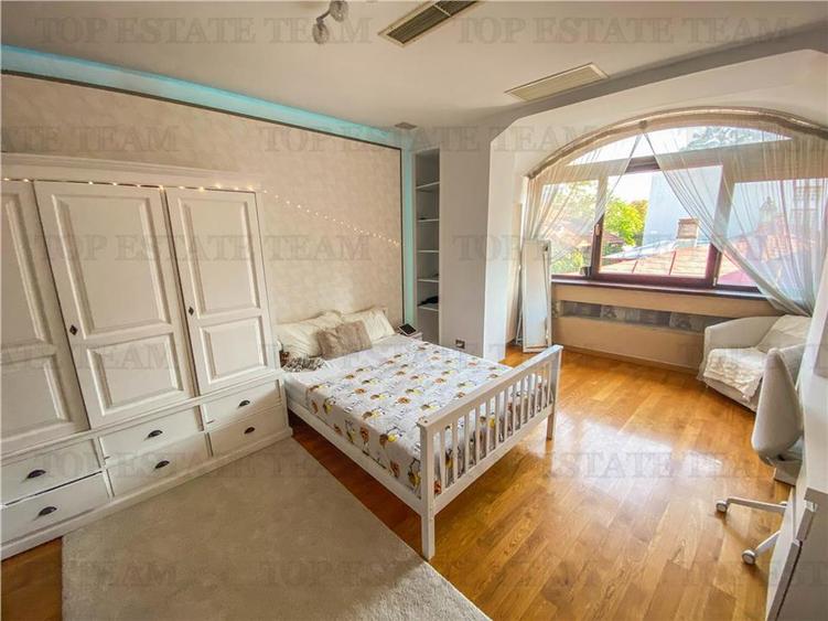 Casă individuală cu 20 camere cu Canalizare în Central