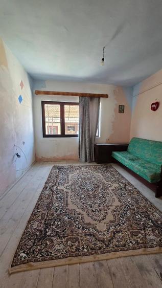 Casă individuală cu 4 camere cu Teren 1800 Mp în Central