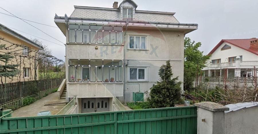 Casă individuală cu 7 camere cu Garaj în Central