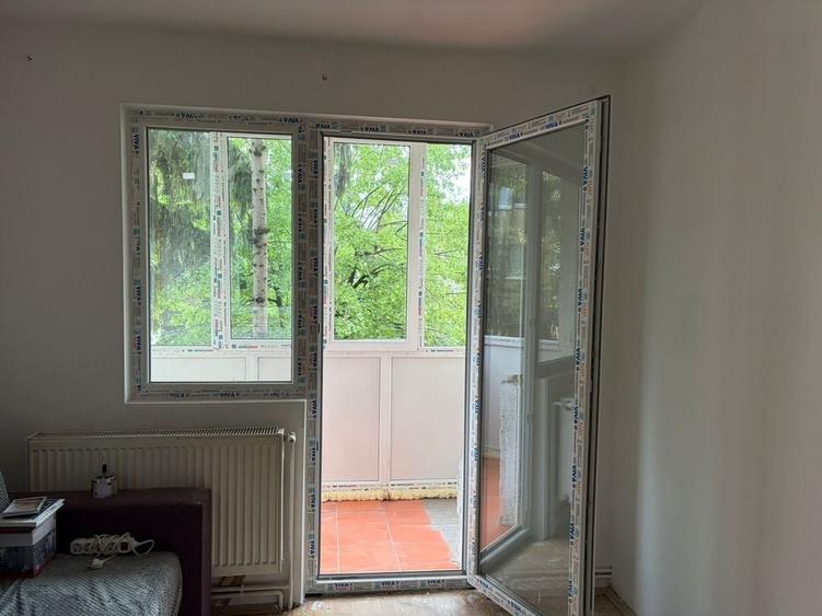 Apartament cu 3 camere semidecomandat în Dâmbu Pietros