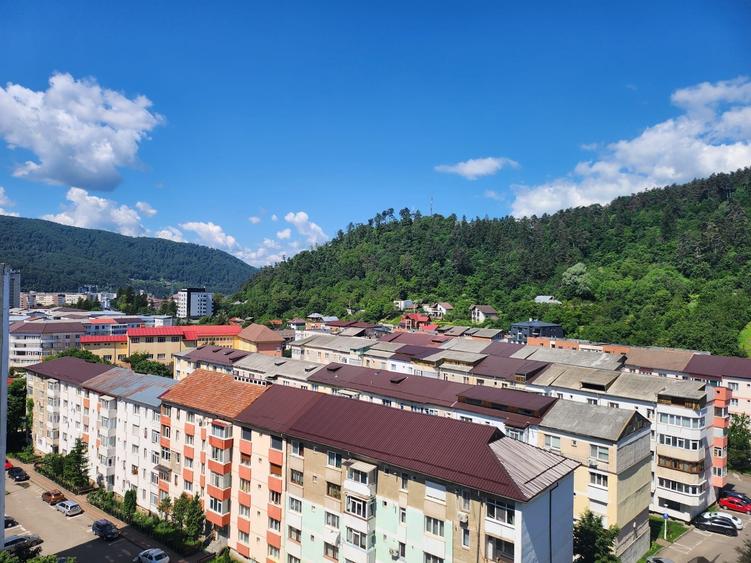 Apartament cu 3 camere semidecomandat în Est