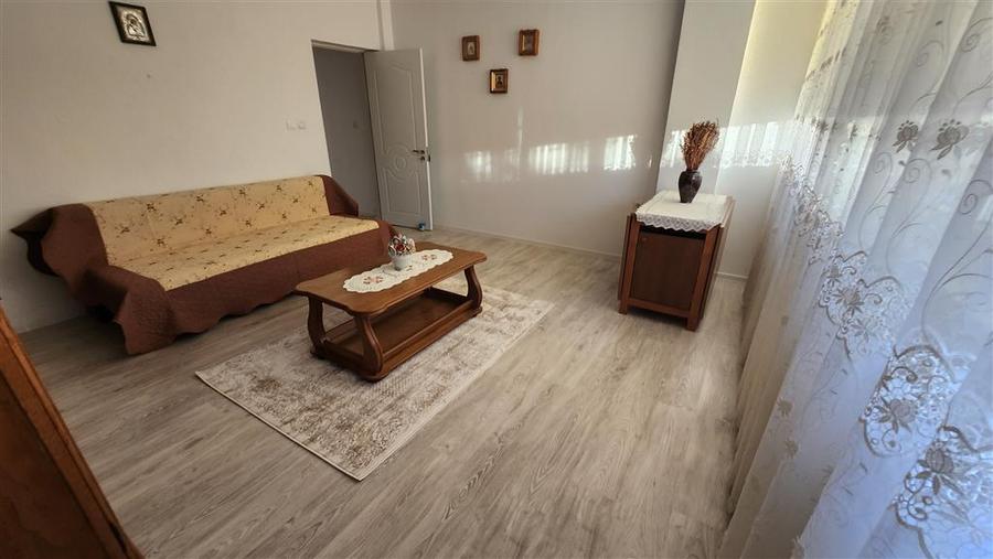 Apartament cu 4 camere decomandat, mobilat în Ipotești