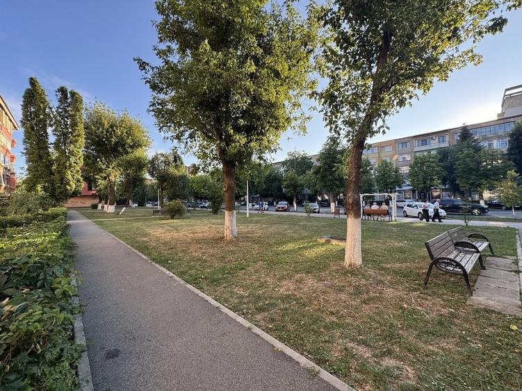 Apartament cu 2 camere semidecomandat în Micro 4