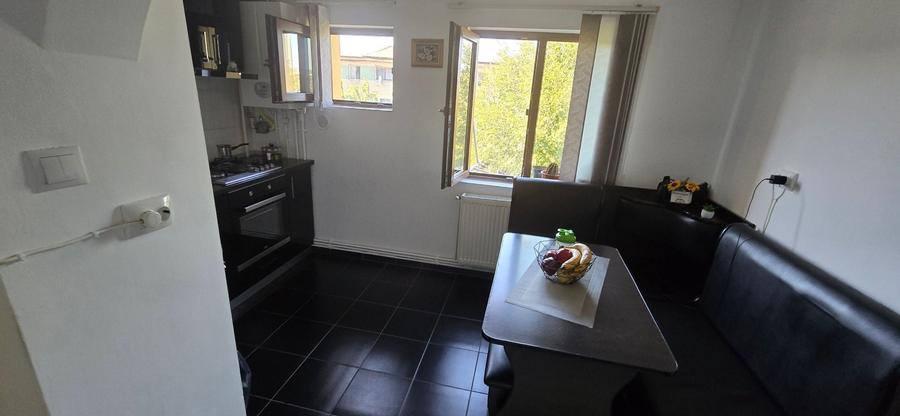 Apartament cu 3 camere nedecomandat, mobilat în Micro 9