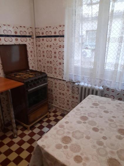 Apartament cu 3 camere decomandat în Drumul Taberei