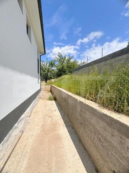 Casă individuală cu 4 camere cu Canalizare în Exterior Est
