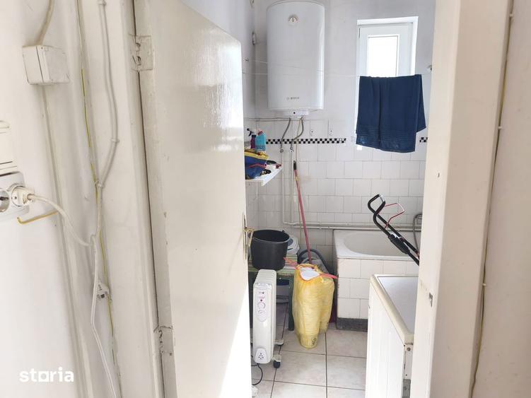 Casa de locuit cu 3 camere, curte si garaj pe strada Budiului - 15