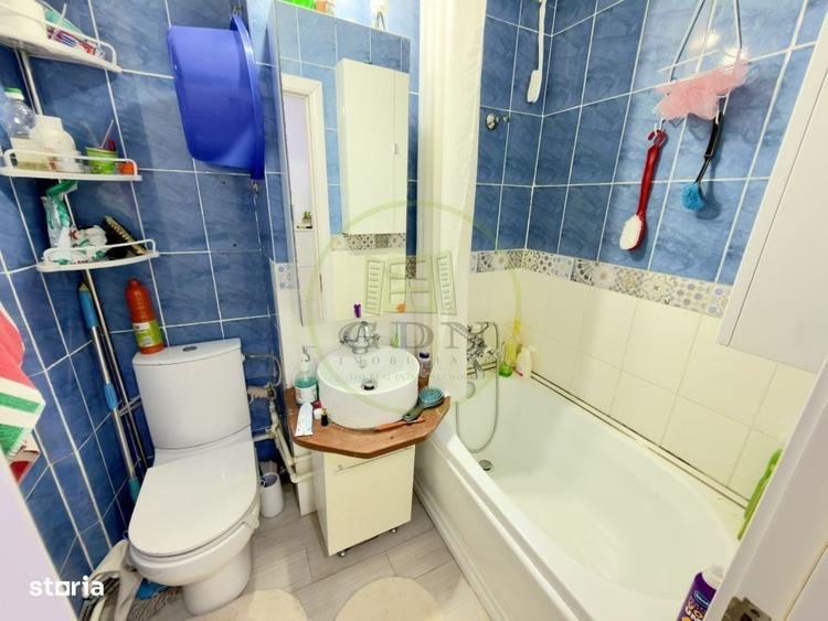 Apartament cu 4 camere semidecomandat în Craiovița Nouă