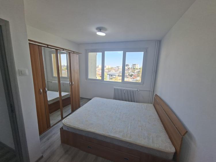 Apartament cu 3 camere semidecomandat în Obor