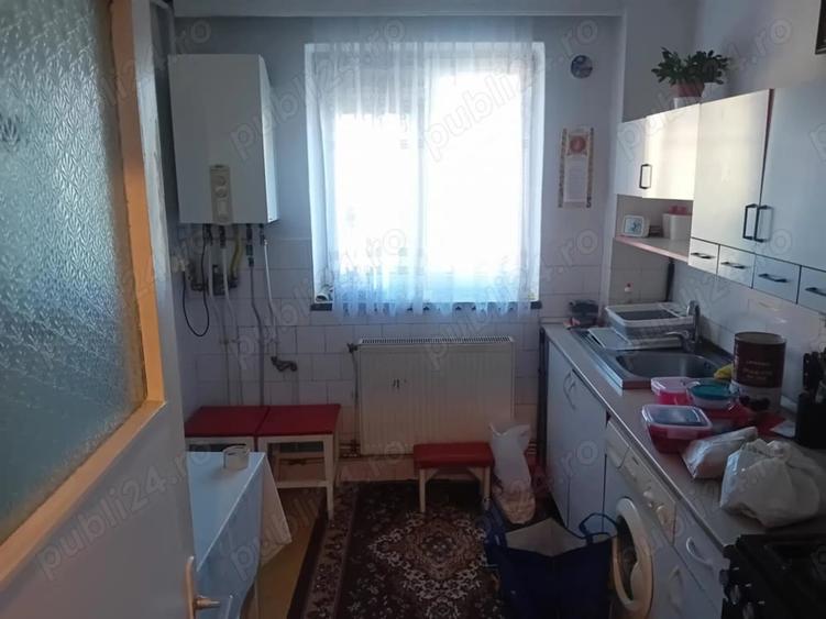 Apartament cu 3 camere decomandat în Mărăței