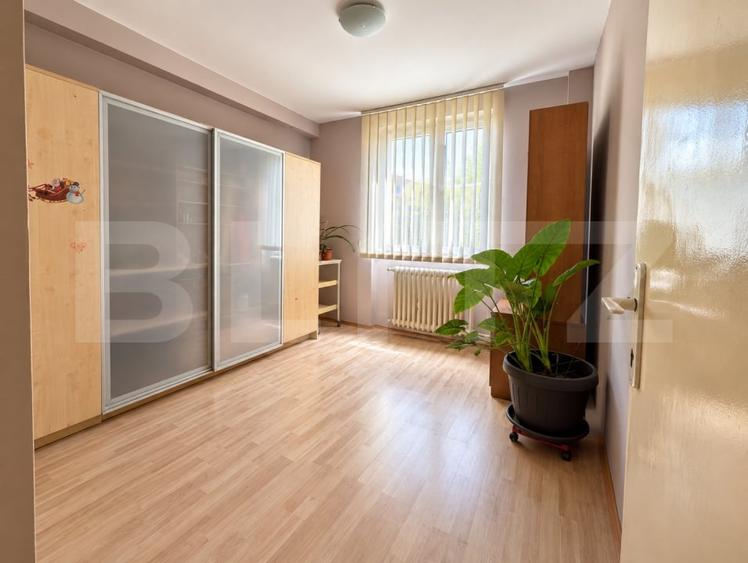 Apartament cu 3 camere semidecomandat, mobilat în Dacia