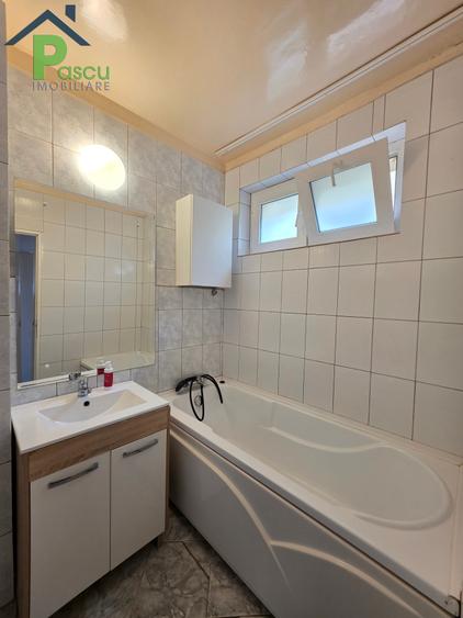 Apartament cu 3 camere decomandat în Pajura