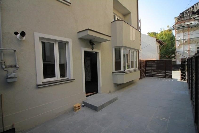 Casă cu 6 camere cu Garaj în Dorobanți