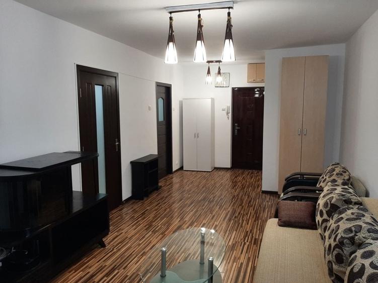 Apartament cu 2 camere semidecomandat, mobilat în Tineretului — fotografia 1
