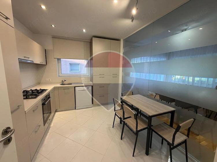 Apartament cu 4 camere decomandat în Central