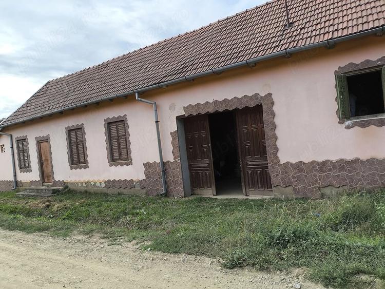 Casă cu Teren 1600 Mp în Secășeni