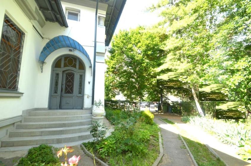 Casă individuală cu 11 camere cu Canalizare în Dorobanți