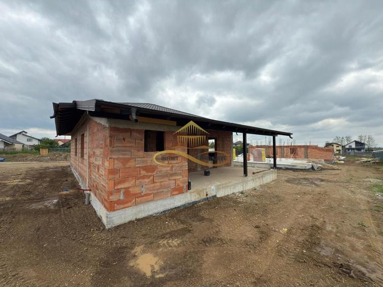 Casă individuală cu 4 camere cu Canalizare în Măgura