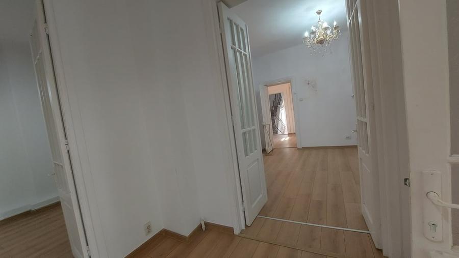 Apartament cu 4 camere semidecomandat în Tineretului
