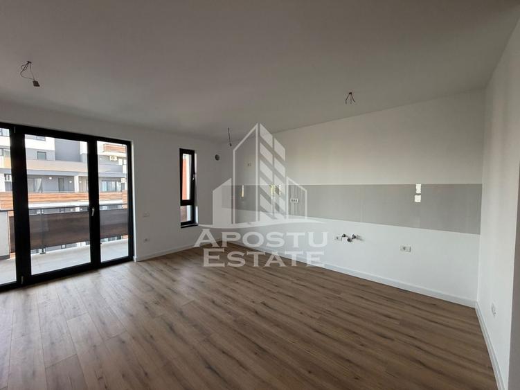 Apartament cu 3 camere semidecomandat în Torontalului