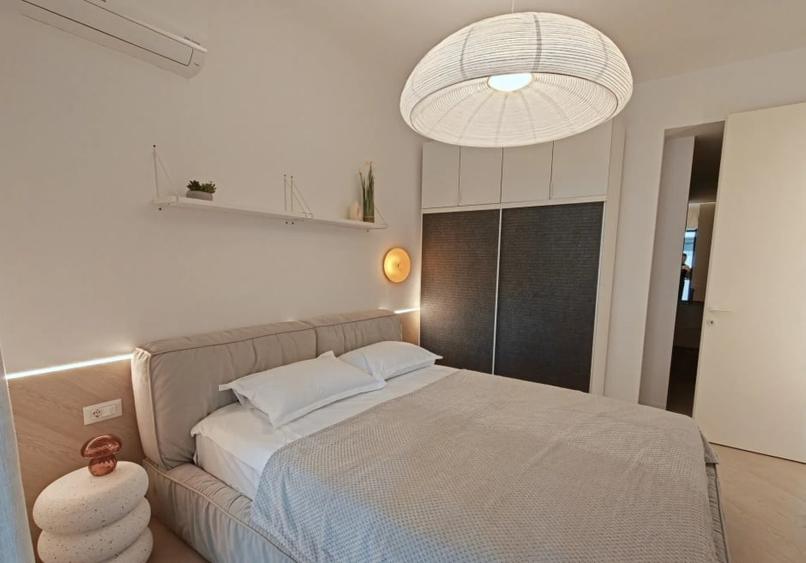 Apartament cu 3 camere semidecomandat, mobilat în Pipera