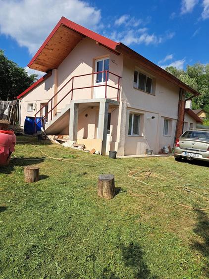 Casă cu Teren 2800 Mp în Rădești