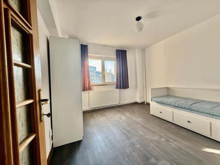 Apartament cu 4 camere semidecomandat în Tineretului