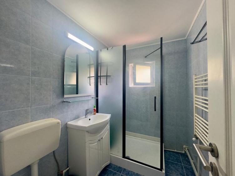 Apartament cu 3 camere decomandat în Nicolina