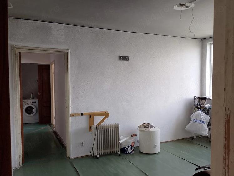 Apartament cu 4 camere semidecomandat în Drumul Taberei