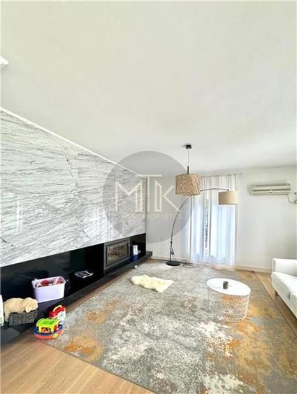 Duplex cu 8 camere cu Canalizare în Iancu Nicolae