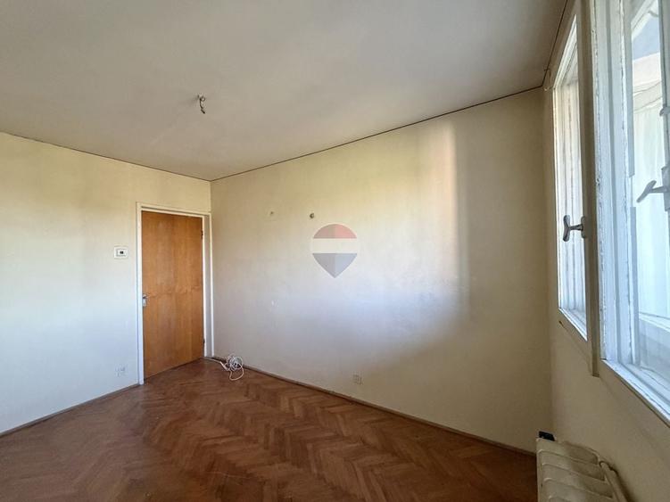 Apartament cu 4 camere semidecomandat în Titan